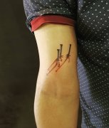 北京明光北里做保健品的张先生小臂钉子创意小纹身