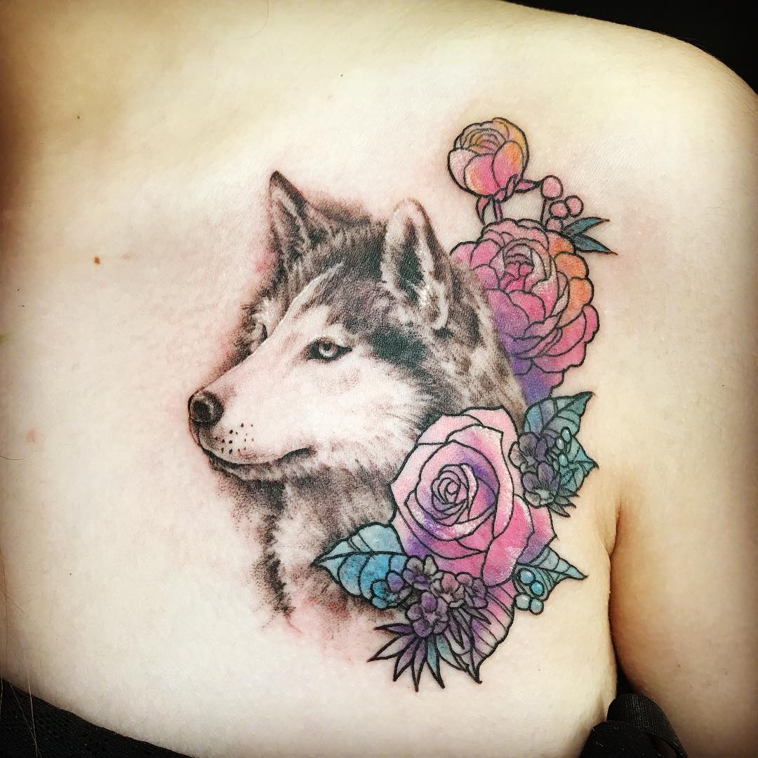 张小姐胸前玫瑰狼纹身图案