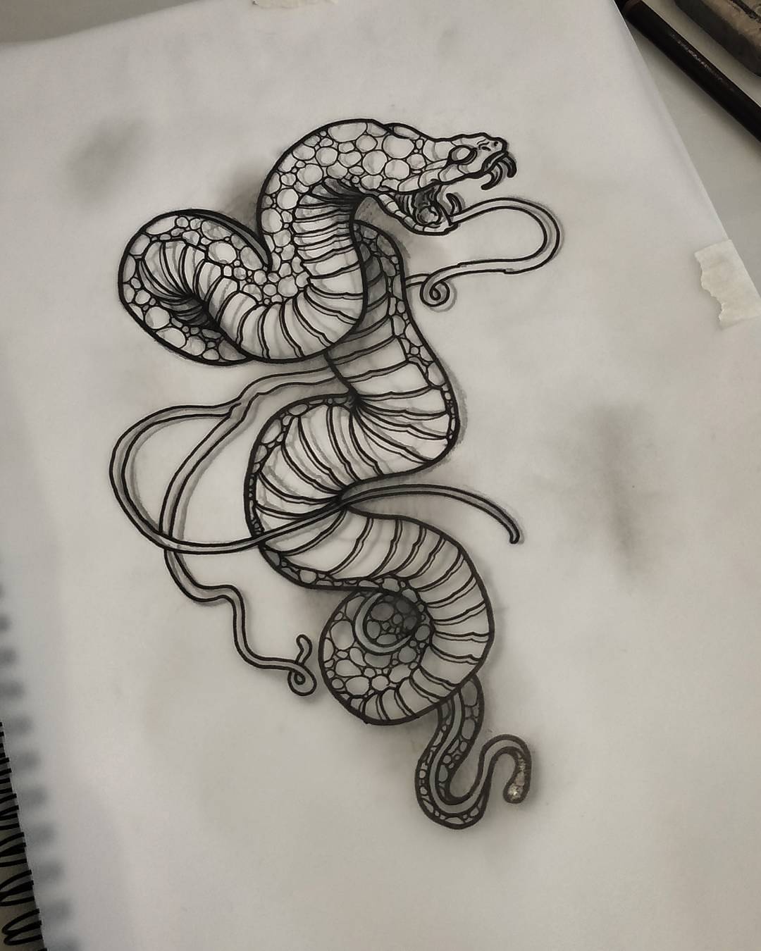手臂黑灰蛇纹身图案