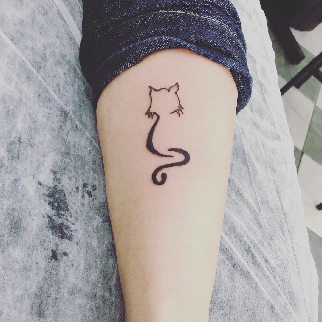 逄小姐小腿简单线条猫咪纹身图案
