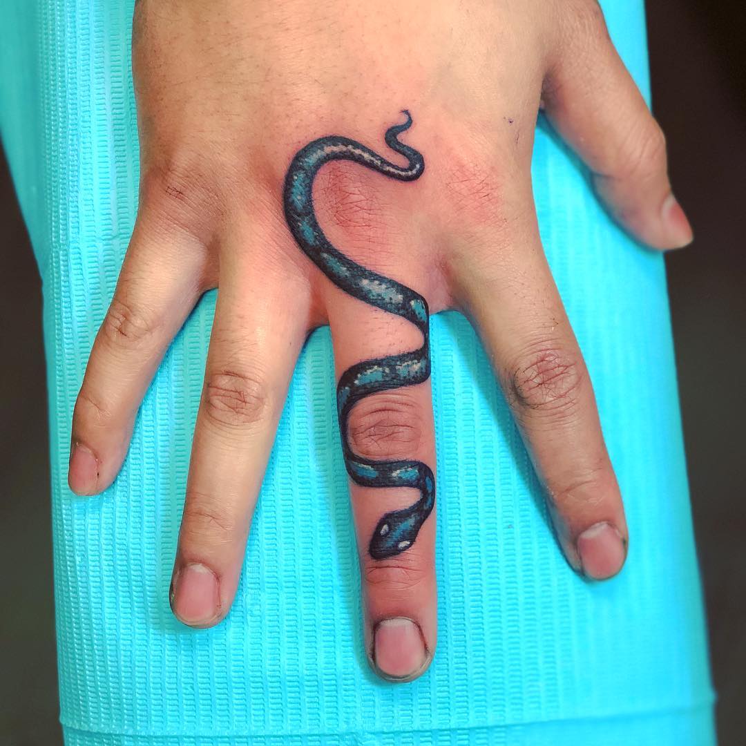 搞仪表销售的毋小姐手指蛇纹身图案