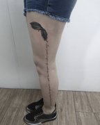 大腿羽毛英文字纹身图案