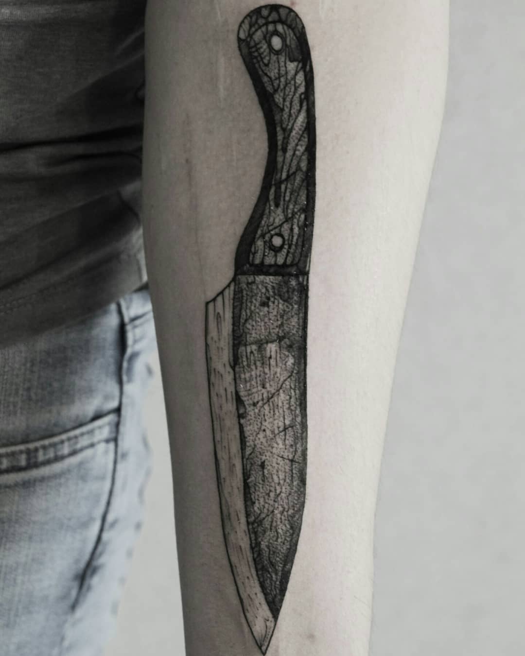 小臂匕首纹身图案