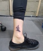 脚踝鲸鱼纹身图案