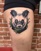 大腿彩色写实熊猫纹身图案