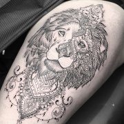 大腿黑灰梵花狮子纹身图案