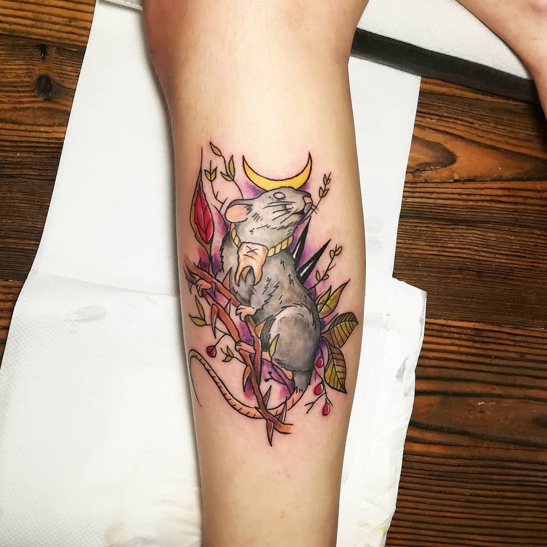 小腿彩色可爱老鼠纹身图案