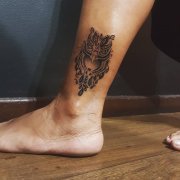 脚踝黑灰猫头鹰纹身图案