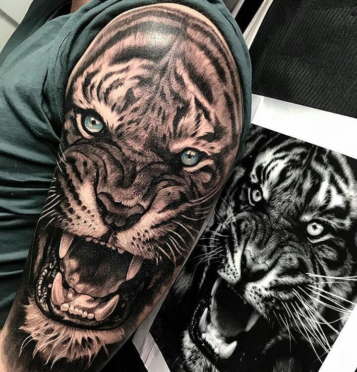 大臂写实虎首纹身图案